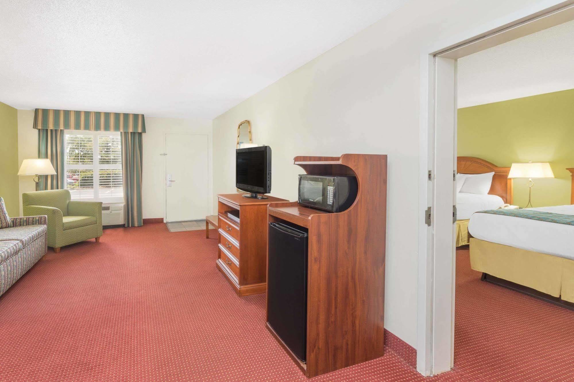 Baymont By Wyndham Orangeburg North Exterior foto