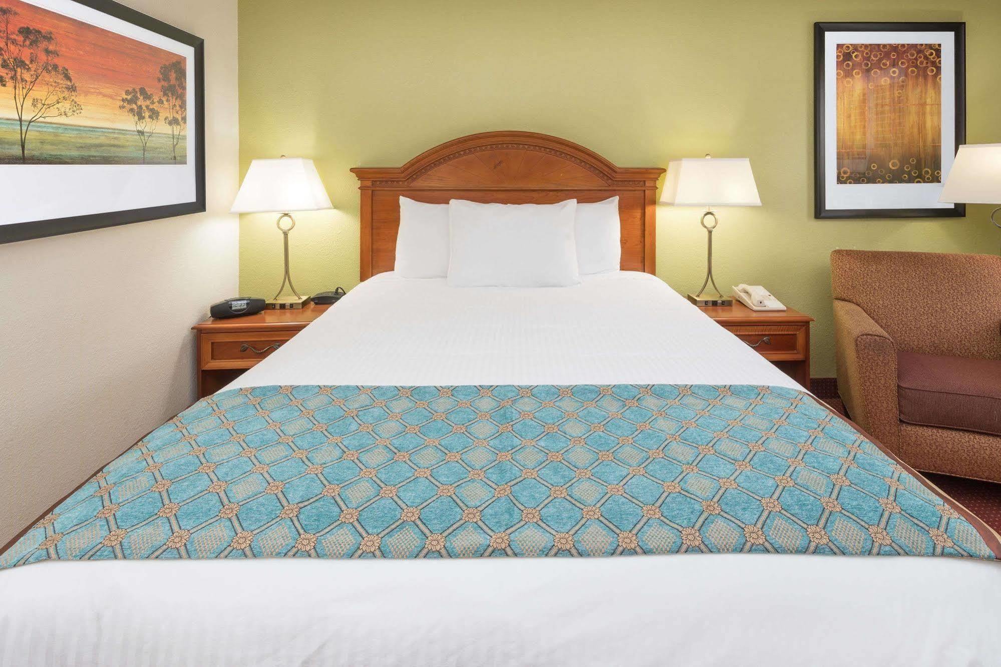 Baymont By Wyndham Orangeburg North Exterior foto
